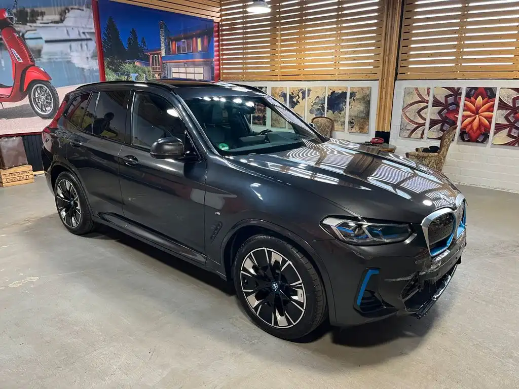 سيارة BMW iX3