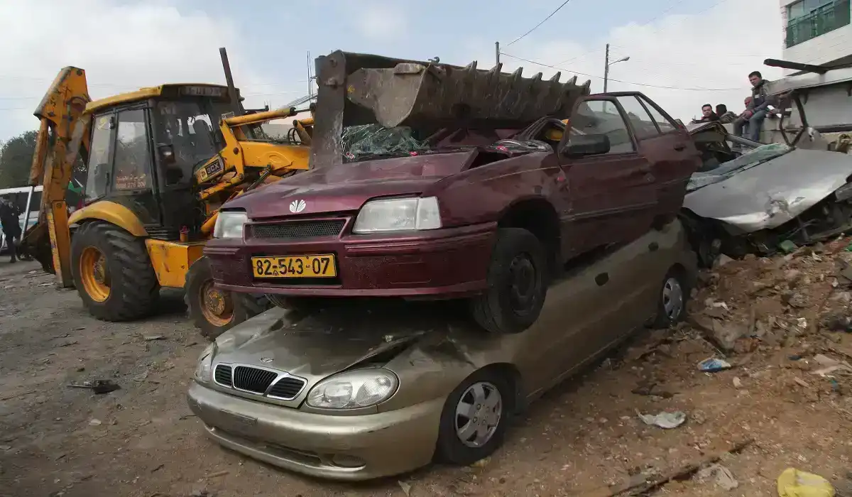 إتلاف سيارات غير قانونية في فلسطين