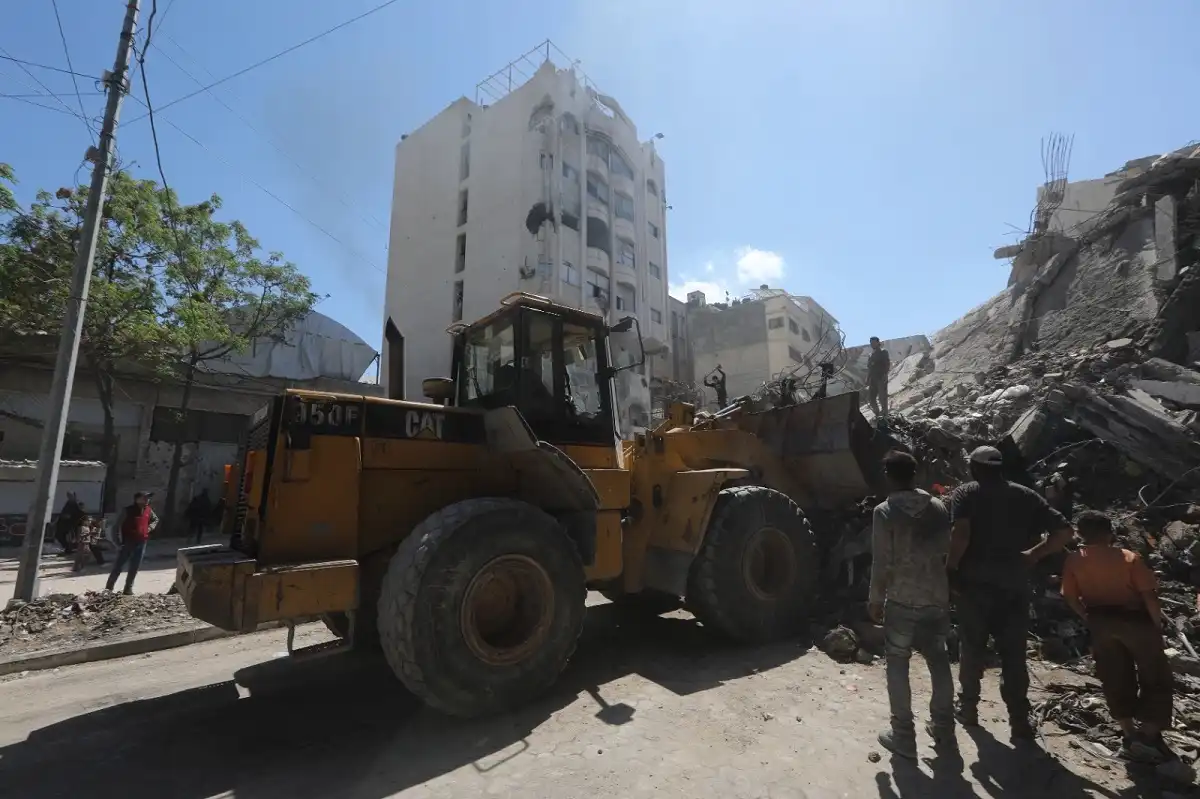 إزالة ركام برج فلسطين في غزة