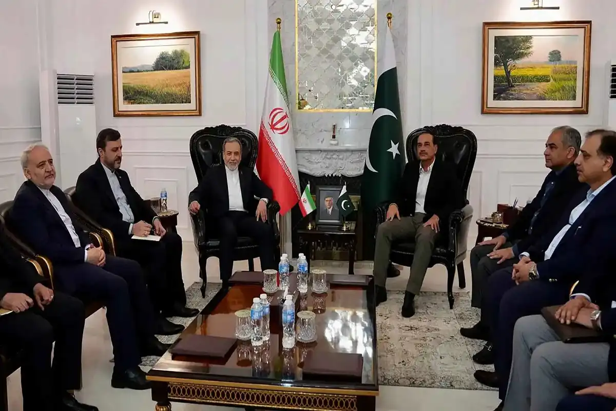 عراقجي مع نظيره الباكستاني وقائد الجيش عاصم منير