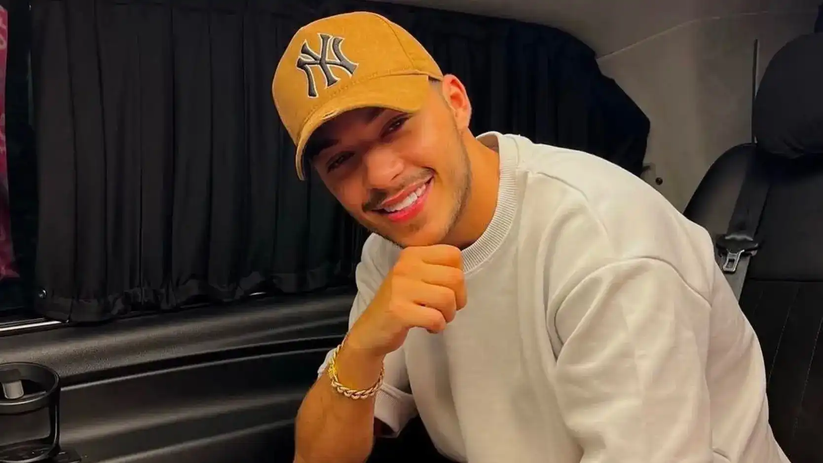 الفنان حسام السلاوي