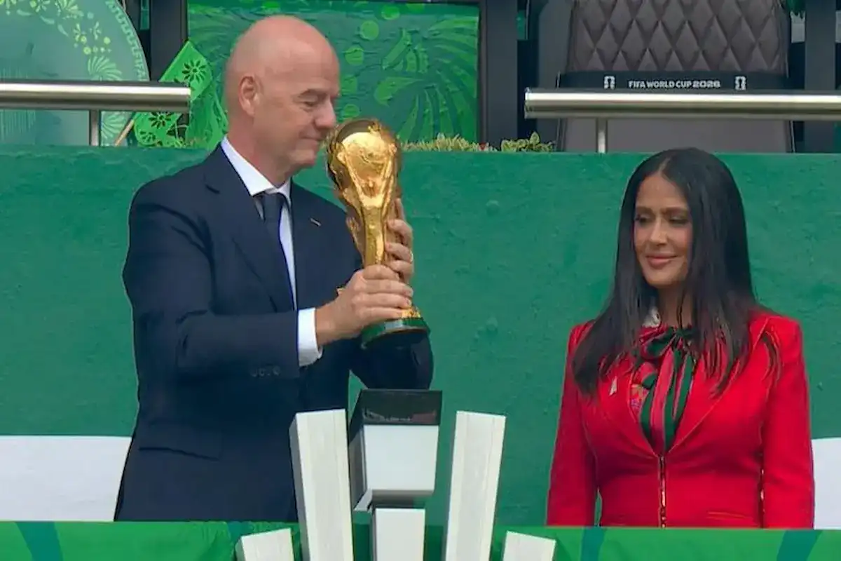 إطلالة سلمى حايك ببدلة غوتشي الحمراء في حفل افتتاح مونديال كأس العالم 2026