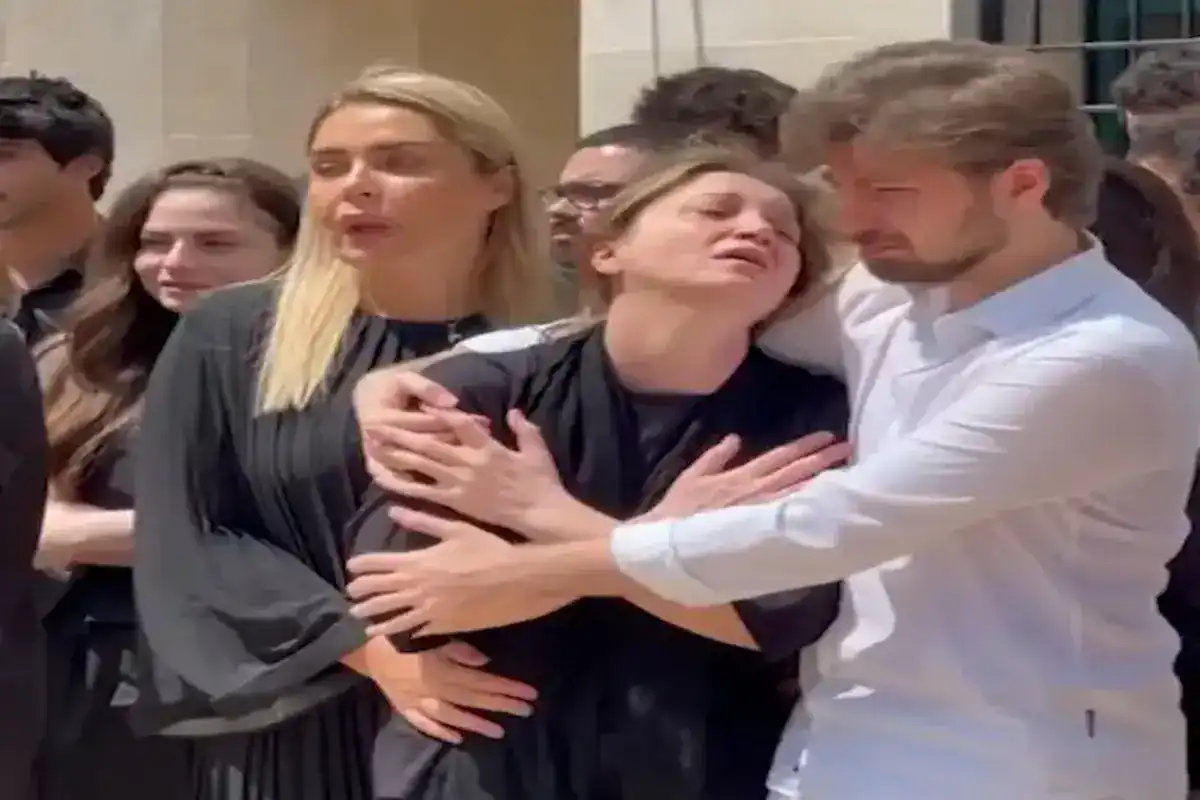 انهيار الفنانة نورا رحال في عزاء ابنها أليكس
