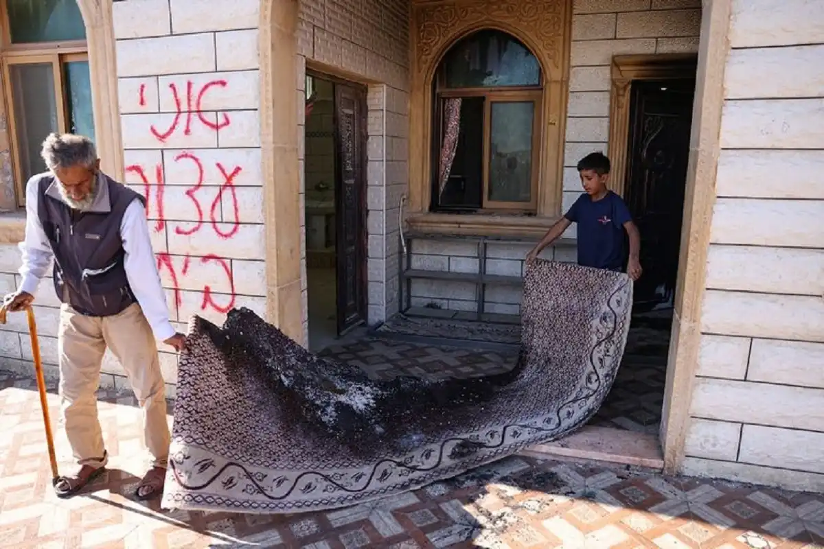 مستوطنون يحرقون مسجدا جنوب الضفة