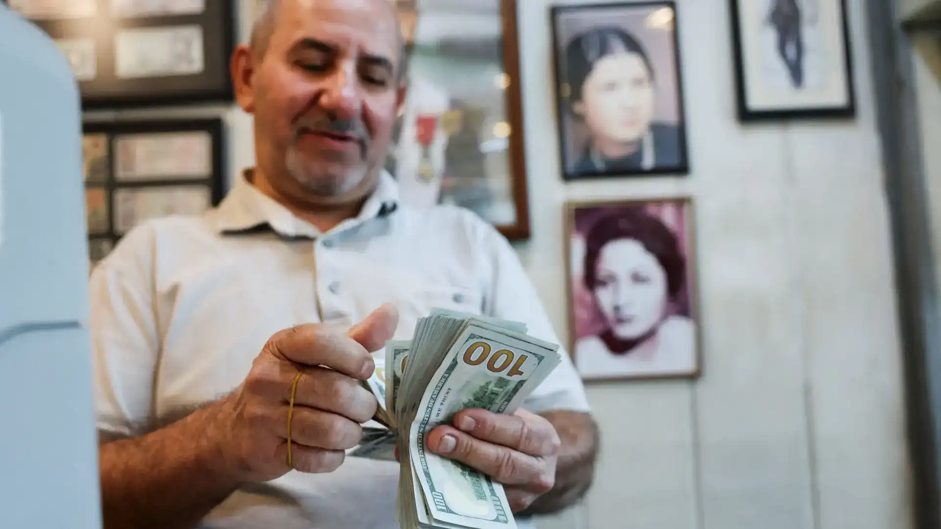 سعر صرف 100 الدولار في العراق اليوم