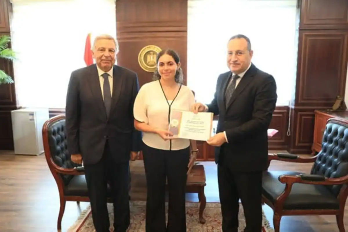 تكريم فتاة الإنقاذ المصرية في حريق مول أرابيلا