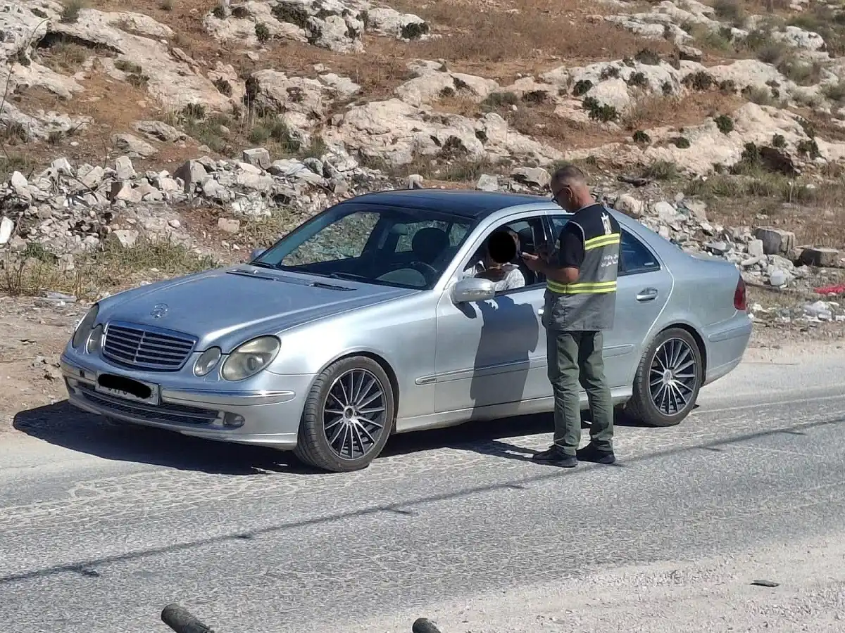 ضبط مركبات غير قانونية ولوحات مسروقة